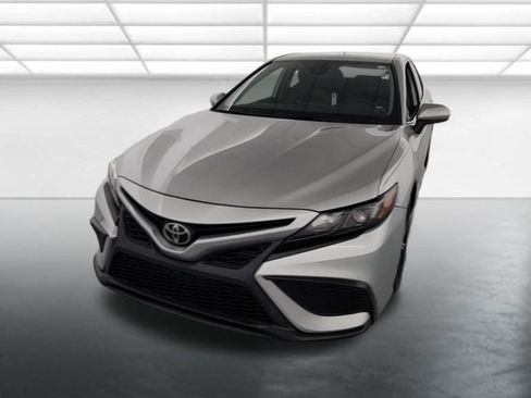 Used 2021 Toyota Camry SE FWD image 2