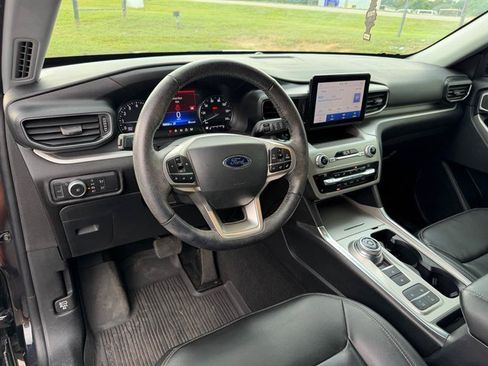 Used 2021 Ford Explorer XLT w/ Equipment Group 202A RWD image 5