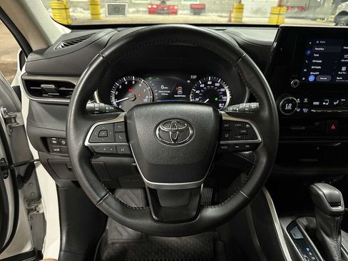 Used 2023 Toyota Highlander XLE AWD/4WD image 19