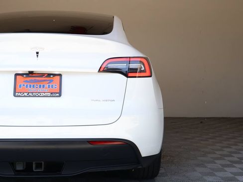 Used 2024 Tesla Model Y Long Range AWD/4WD image 12