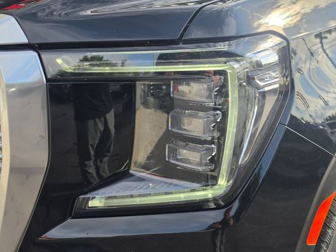 Used 2023 GMC Yukon Denali AWD/4WD image 3