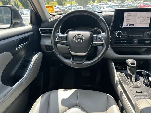 Used 2024 Toyota Highlander XLE AWD/4WD image 15