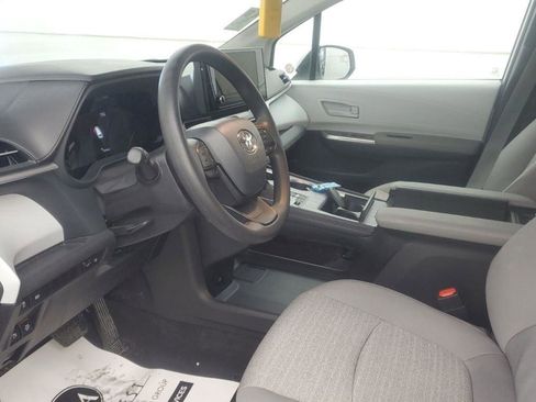 Used 2025 Toyota Sienna LE image 5