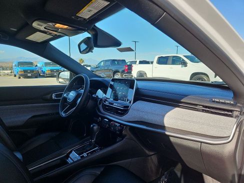 Used 2025 Jeep Compass Latitude AWD/4WD image 28