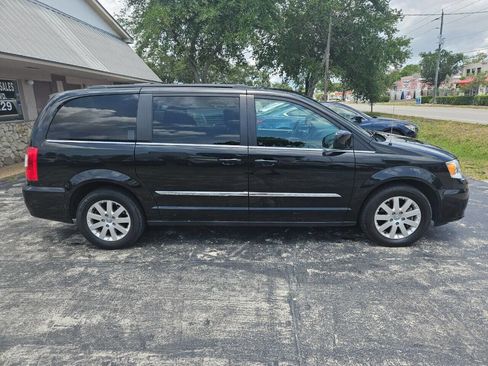 Used 2015 Chrysler Town & Country Touring FWD image 4