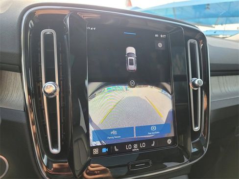 Used 2023 Volvo XC40 B4 Ultimate image 23