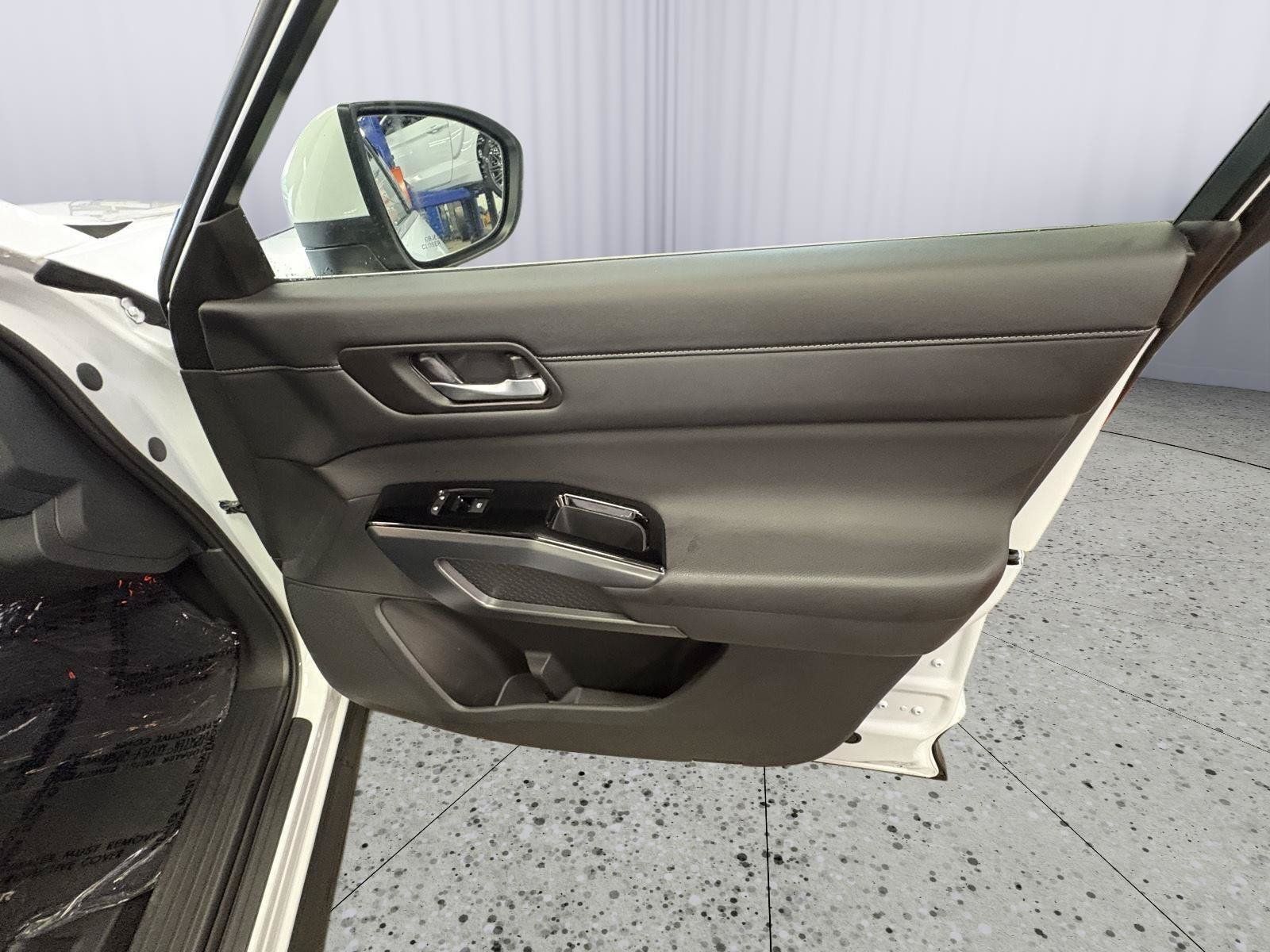 Used 2025 Nissan Pathfinder SL w/ SL Premium Package AWD/4WD image 14