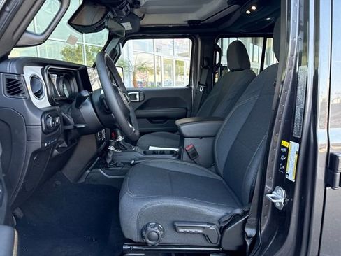 Used 2025 Jeep Wrangler Unlimited Sahara image 9