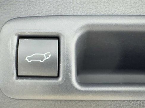 Used 2023 Toyota Highlander XLE image 37