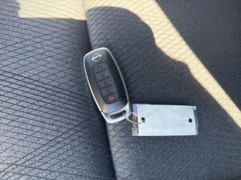 Used 2025 Nissan Rogue SV image 34