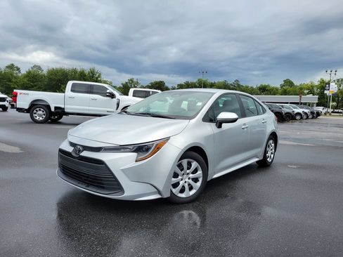Used 2024 Toyota Corolla LE FWD image 2
