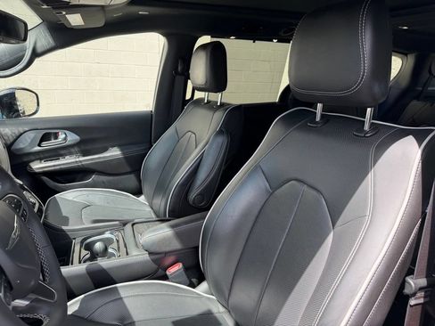 Used 2026 Chrysler Pacifica Limited FWD image 21