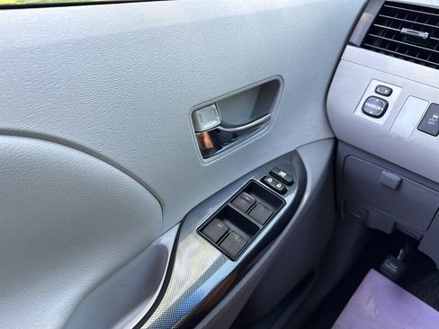 Used 2011 Toyota Sienna SE w/ Preferred Pkg FWD image 41