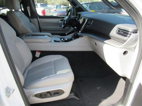 Used 2025 Jeep Wagoneer 4WD image 9