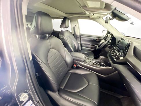 Used 2021 Toyota Highlander XLE image 29