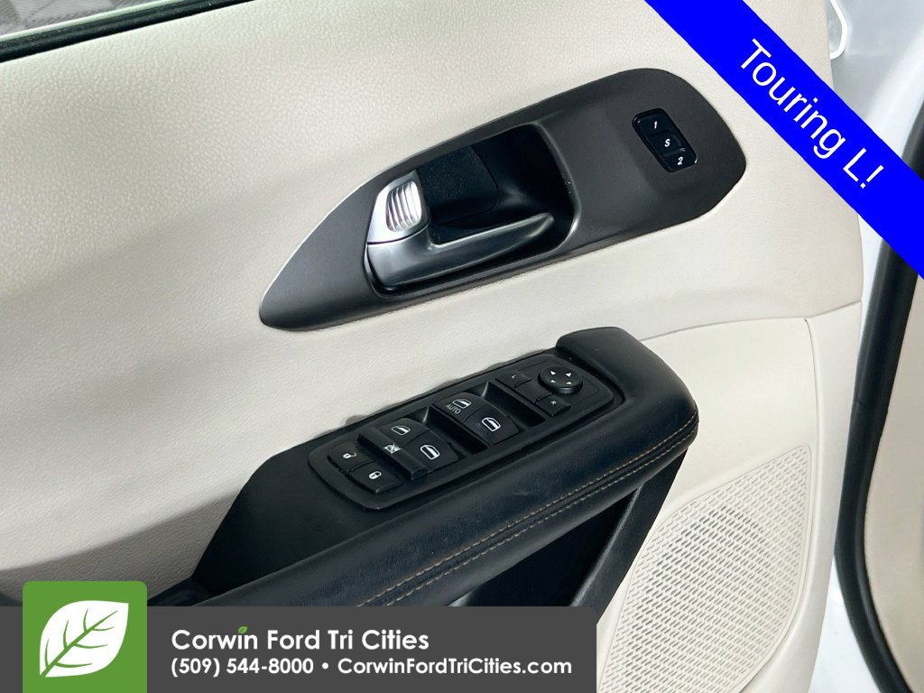 Used 2020 Chrysler Pacifica Touring-L FWD image 12