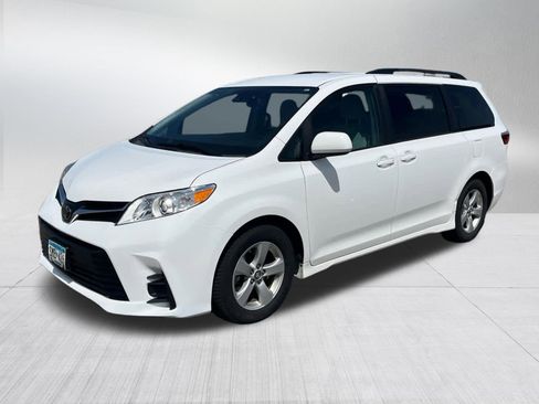 Certified 2018 Toyota Sienna LE w/ Carpet Mat Package FWD image 3