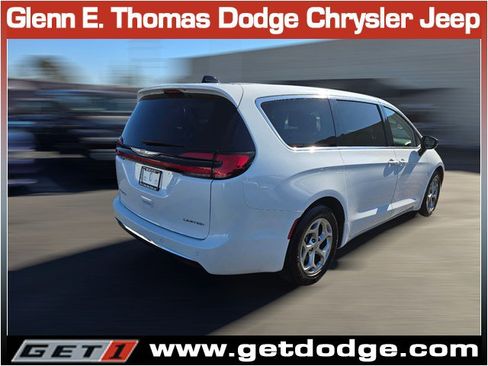 Certified 2024 Chrysler Pacifica Limited image 9