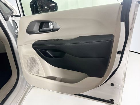 Used 2024 Chrysler Pacifica Touring-L FWD image 30