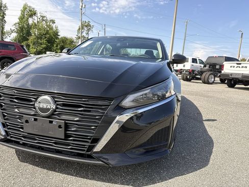 Used 2024 Nissan Altima 2.5 SV FWD image 11