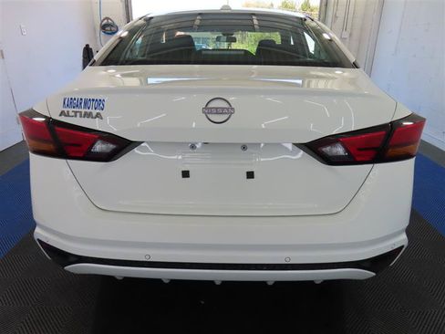 Used 2025 Nissan Altima 2.5 SV FWD image 11
