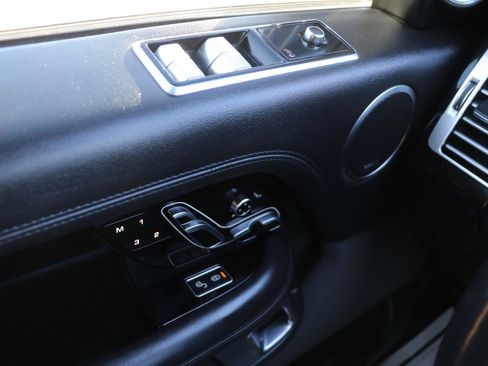 Used 2020 Land Rover Range Rover HSE image 11