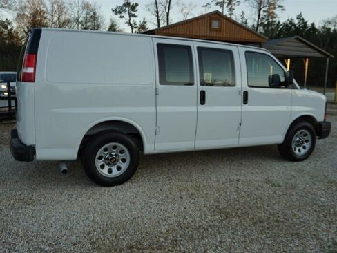 Used 2010 Chevrolet Express 1500 RWD image 19