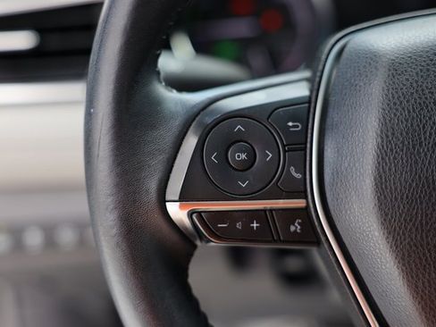 Used 2018 Toyota Camry XLE image 18