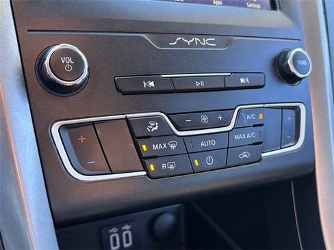 Used 2020 Ford Fusion SE image 28