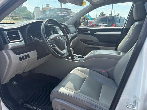 Used 2019 Toyota Highlander XLE FWD image 10