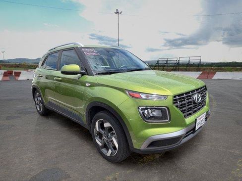Used 2024 Hyundai Venue SEL FWD image 2