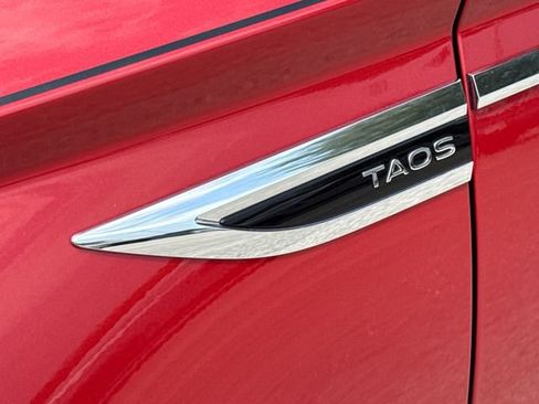 Used 2024 Volkswagen Taos SE w/ Panoramic Sunroof Package FWD image 6