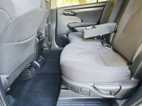 Used 2020 Toyota Highlander LE FWD image 38