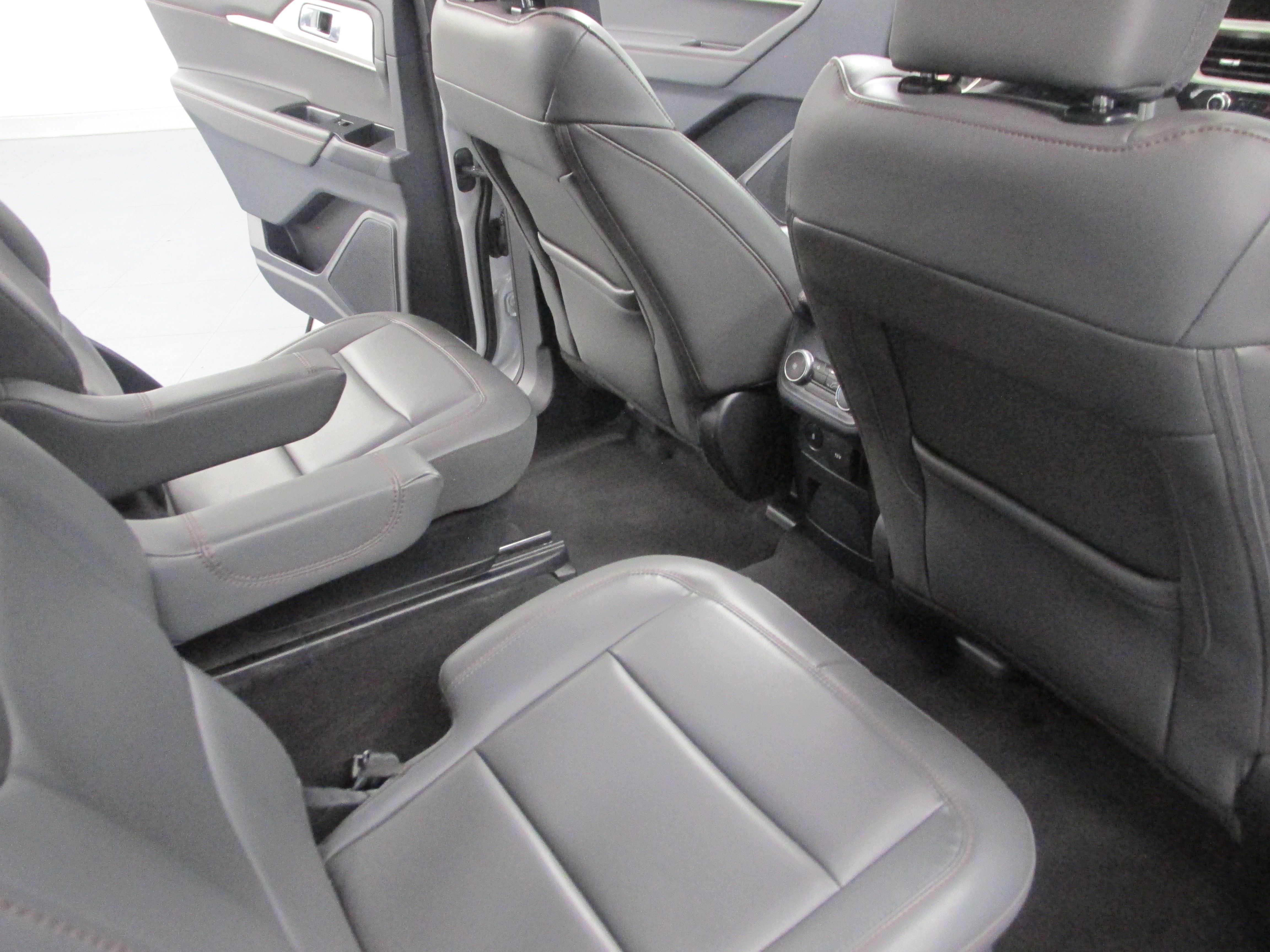 Used 2025 Ford Explorer Active w/ Active Comfort Package AWD/4WD image 29