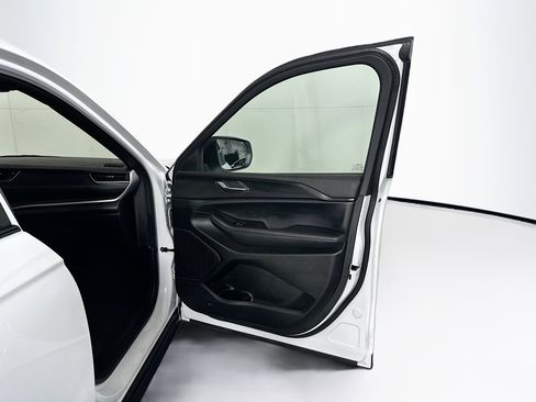 Used 2025 Jeep Grand Cherokee L Laredo image 32