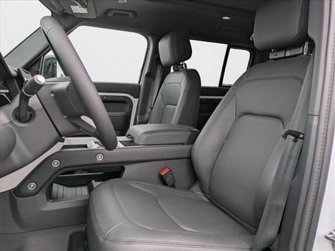 New 2025 Land Rover Defender 110 X-Dynamic SE image 4