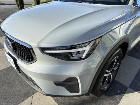 Used 2025 Volvo XC40 B5 Core image 6
