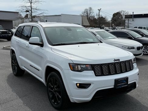 Used 2017 Jeep Grand Cherokee Altitude image 3