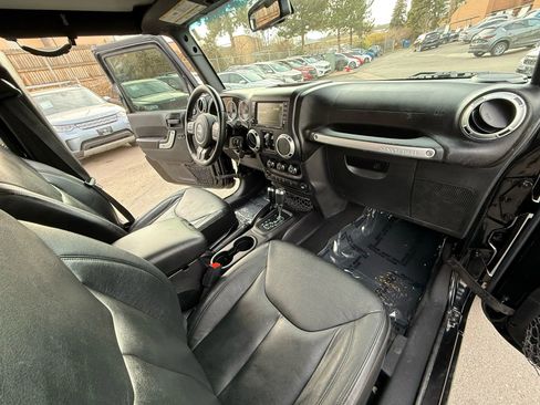 Used 2015 Jeep Wrangler Unlimited Rubicon w/ Connectivity Group image 31