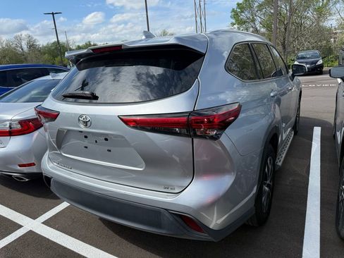 Used 2022 Toyota Highlander XLE image 6