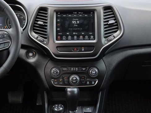 Used 2022 Jeep Cherokee Trailhawk AWD/4WD image 16