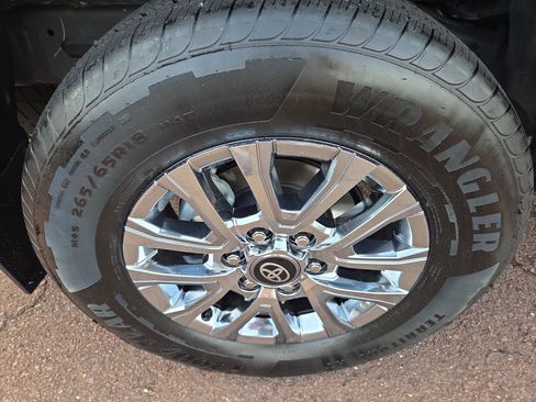 Certified 2025 Toyota Tacoma Limited AWD/4WD image 10
