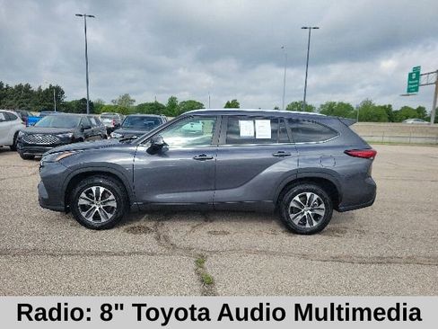 Used 2023 Toyota Highlander XLE FWD image 3