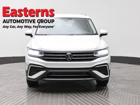 Used 2024 Volkswagen Tiguan SE FWD image 2