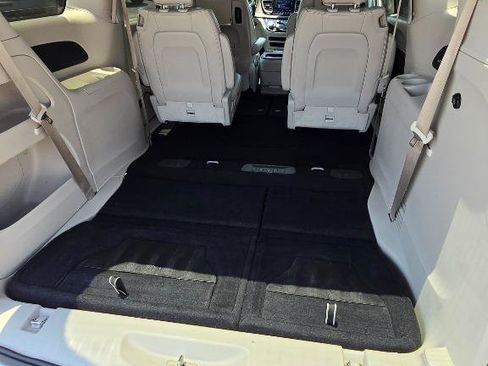 Used 2018 Chrysler Pacifica Touring-L Plus FWD image 17