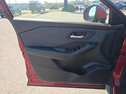 Used 2023 Nissan Rogue SV image 11