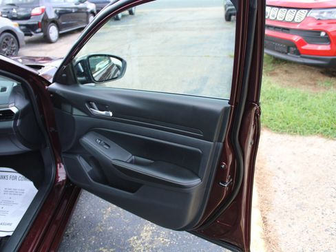 Used 2024 Nissan Altima 2.5 SV FWD image 23