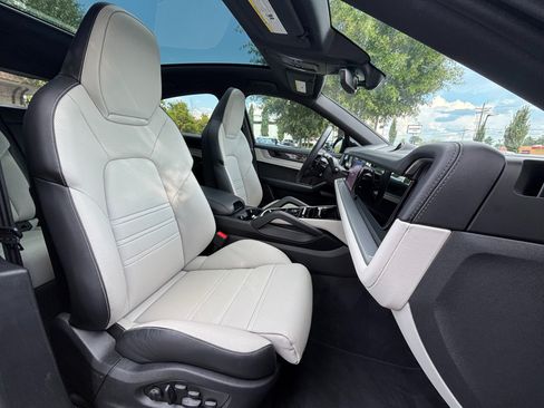 Used 2025 Porsche Cayenne S AWD/4WD image 25