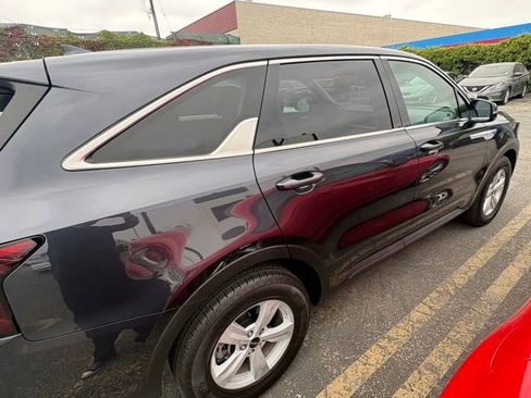 Certified 2025 Kia Sorento LX FWD image 4