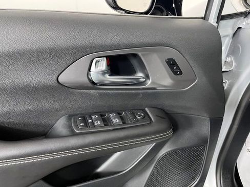 Used 2026 Chrysler Pacifica Select FWD image 16